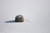 Ein Ball im Schnee