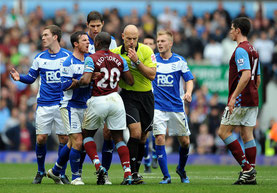 Trouble auf dem Spielfeld beim Spiel Birmingham City gegen Aston Villa