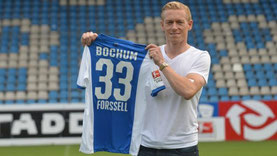 Mikael Forssell hält ein Trikot des VfL Bochum