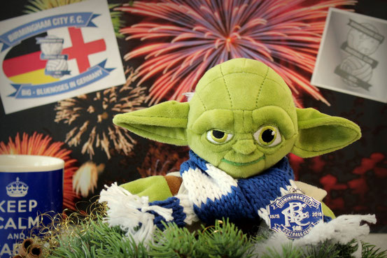 Master Yoda-Puppe mit Birmingham City-Fan-Utensilien